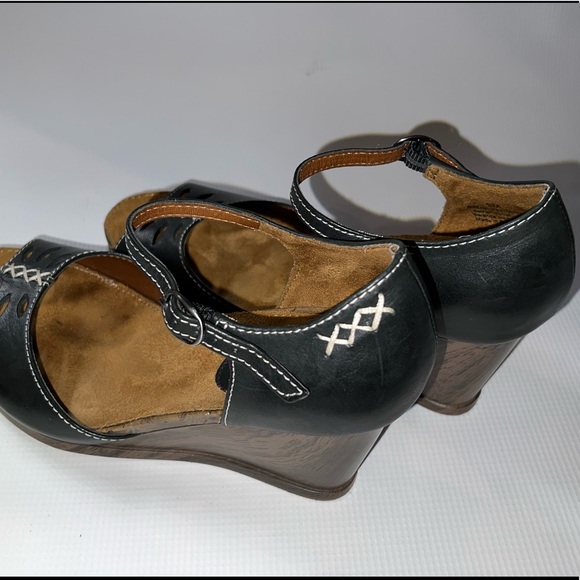 Natural Soul by Naturalizer. Size 9 wedges with accent stitching in tan. - Picture 2 of 4